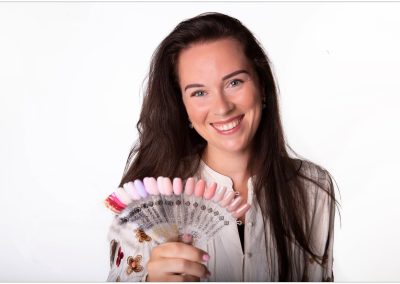 Branding portret van nagelstyliste voor bedrijf in studio
